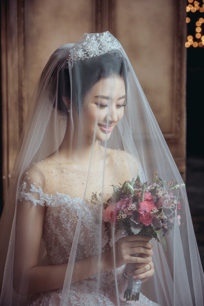 Hé lộ diện mạo chú rể hơn 19 tuổi của Hoa hậu Thu Ngân qua bộ ảnh cưới lãng mạn - Ảnh 1.