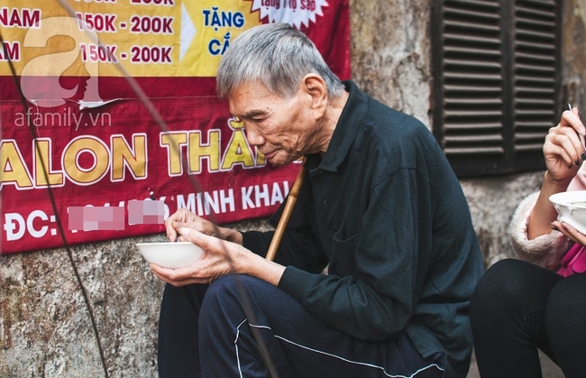 Dù phố xá có đổi thay thì hàng bánh đúc nóng phố Minh Khai 20 năm vẫn chỉ có 7.000đ/ bát - Ảnh 10.