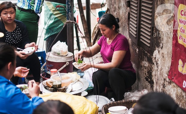 Dù phố xá có đổi thay thì hàng bánh đúc nóng phố Minh Khai 20 năm vẫn chỉ có 7.000đ/ bát - Ảnh 2.