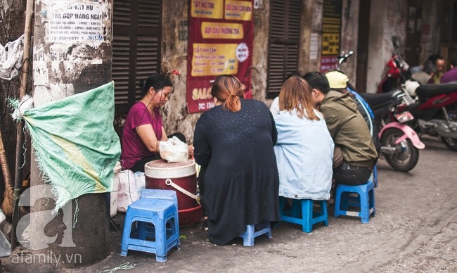 Dù phố xá có đổi thay thì hàng bánh đúc nóng phố Minh Khai 20 năm vẫn chỉ có 7.000đ/ bát - Ảnh 1.