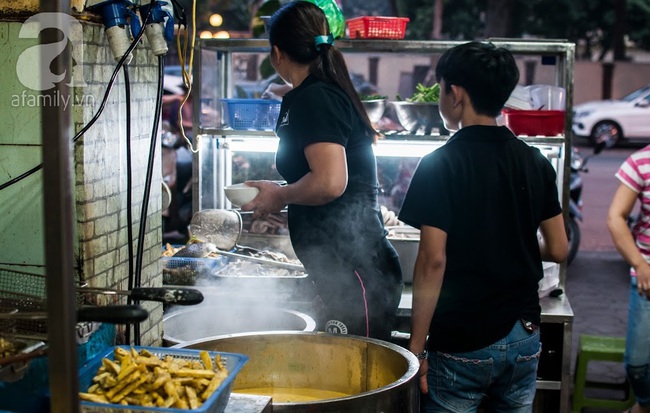 Cuối tuần dạo quanh phố đi bộ, đừng quên ghé hàng bún vỉa hè Hà Nội 20 năm tuổi - Ảnh 4.