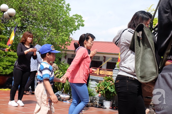 Nắng gay gắt, nhiều bà mẹ Sài Gòn vẫn dẫn con đi chùa cầu an ngày Phật Đản - Ảnh 12.