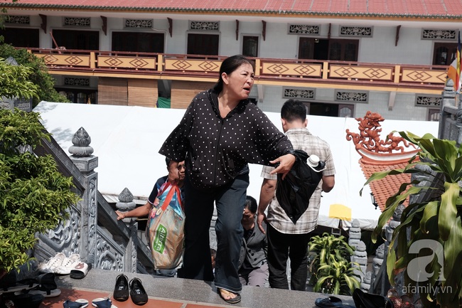 Nắng gay gắt, nhiều bà mẹ Sài Gòn vẫn dẫn con đi chùa cầu an ngày Phật Đản - Ảnh 14.
