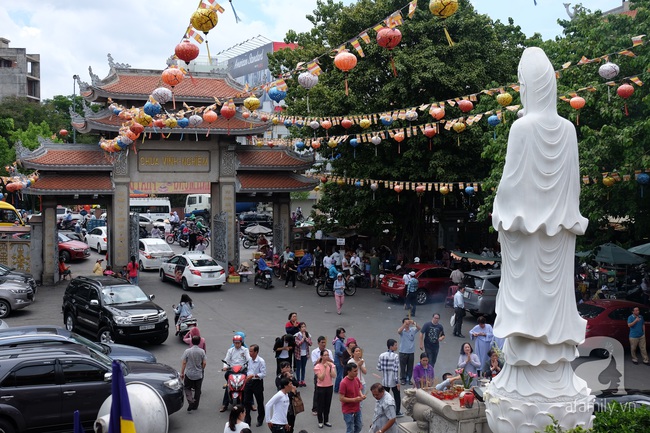 Nắng gay gắt, nhiều bà mẹ Sài Gòn vẫn dẫn con đi chùa cầu an ngày Phật Đản - Ảnh 16.