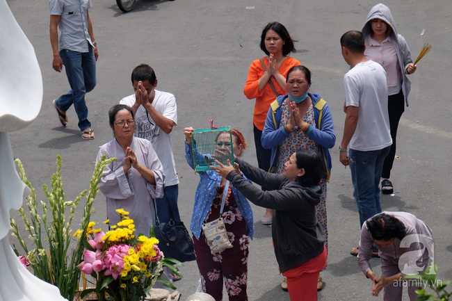 Nắng gay gắt, nhiều bà mẹ Sài Gòn vẫn dẫn con đi chùa cầu an ngày Phật Đản - Ảnh 8.