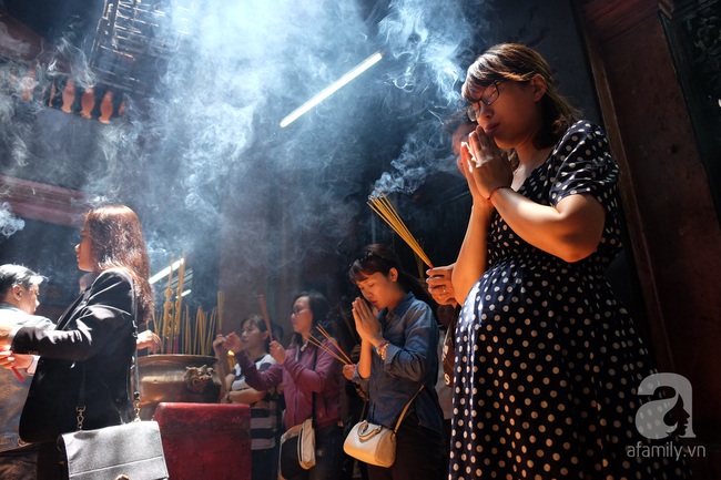 Nắng gay gắt, nhiều bà mẹ Sài Gòn vẫn dẫn con đi chùa cầu an ngày Phật Đản - Ảnh 10.