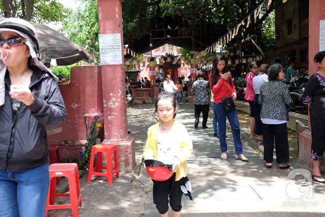 Nắng gay gắt, nhiều bà mẹ Sài Gòn vẫn dẫn con đi chùa cầu an ngày Phật Đản - Ảnh 11.