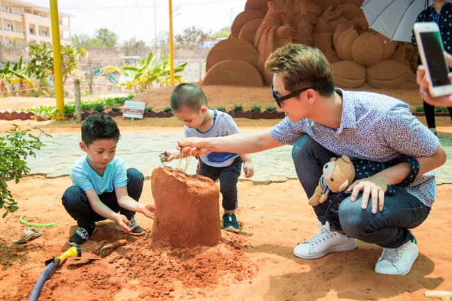 Con trai nhà Đăng Khôi hào hứng đi xem tượng cát điêu khắc cùng bố mẹ - Ảnh 10.