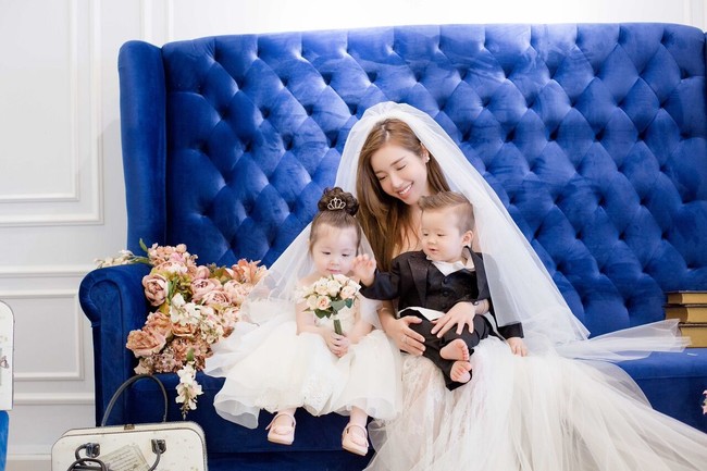 2 con Elly Trần đáng yêu chảy tim trong bộ ảnh váy cưới chụp cùng mẹ - Ảnh 1.