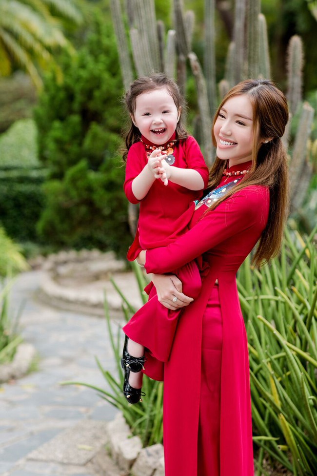 Mẹ con Elly Trần diện áo dài đỏ thắm du xuân khiến ai cũng phải ngoái nhìn - Ảnh 2.