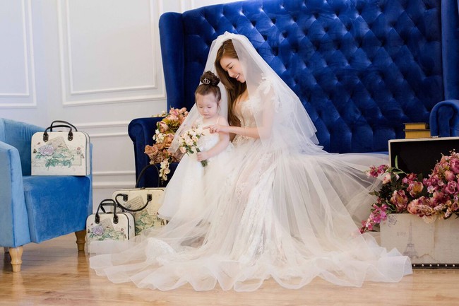 2 con Elly Trần đáng yêu chảy tim trong bộ ảnh váy cưới chụp cùng mẹ - Ảnh 4.