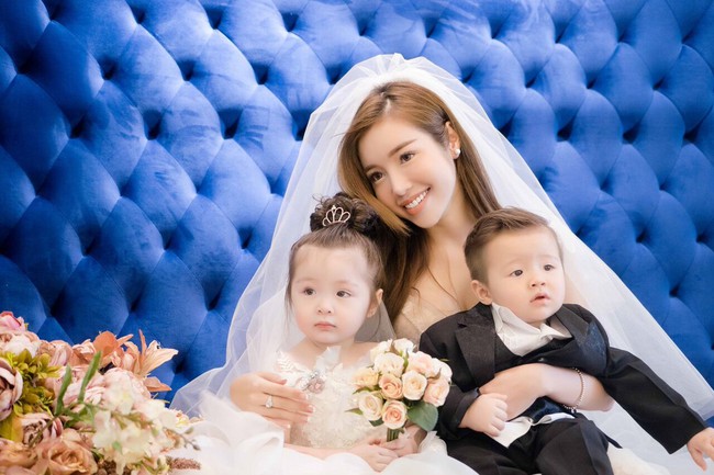 2 con Elly Trần đáng yêu chảy tim trong bộ ảnh váy cưới chụp cùng mẹ - Ảnh 3.