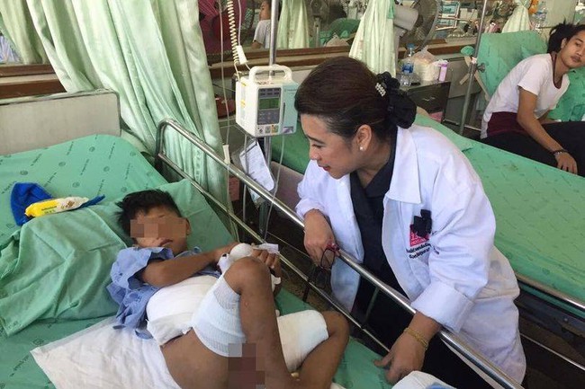 Cậu bé Thái Lan bị đánh đập, dội nước sôi dã man, cha mẹ bị cả cộng đồng mạng truy lùng - Ảnh 1.