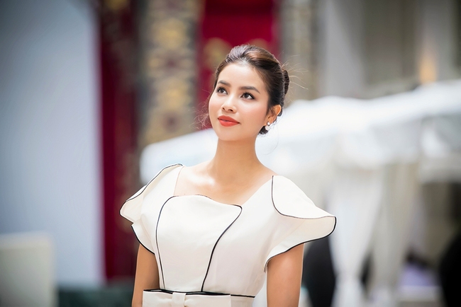 Mặc lời đồn ngồi ghế nóng Next Top Model, Phạm Hương vẫn đẹp cổ điển thế này - Ảnh 2.