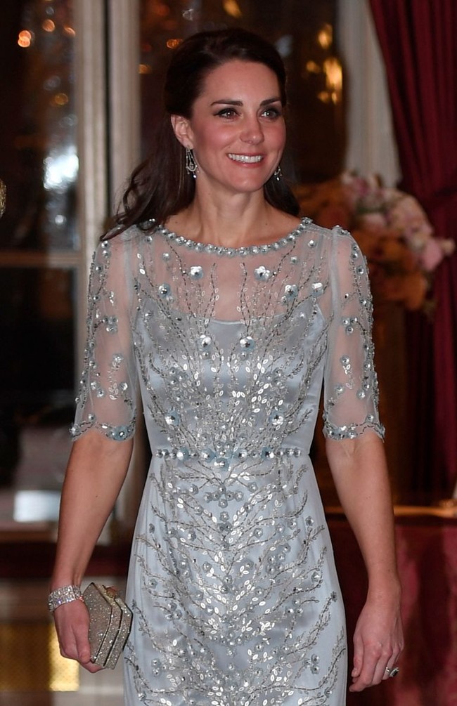 Công nương Kate lần đầu mặc cả set đồ Chanel, chi tới hơn 500 triệu cho cả trang phục lẫn phụ kiện - Ảnh 7.