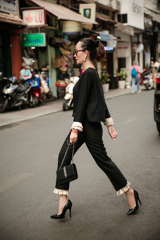 Quý cô hai miền so bì phong cách với những set đồ đen nguyên cây trong street style tuần qua - Ảnh 10.