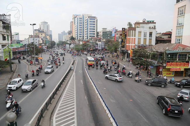 Hình ảnh giao thông Hà Nội, Sài Gòn thông thoáng trong buổi sáng ngày đầu tiên đi làm sau Tết - Ảnh 5.