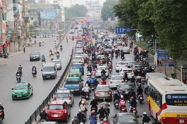 Hình ảnh giao thông Hà Nội, Sài Gòn thông thoáng trong buổi sáng ngày đầu tiên đi làm sau Tết - Ảnh 1.