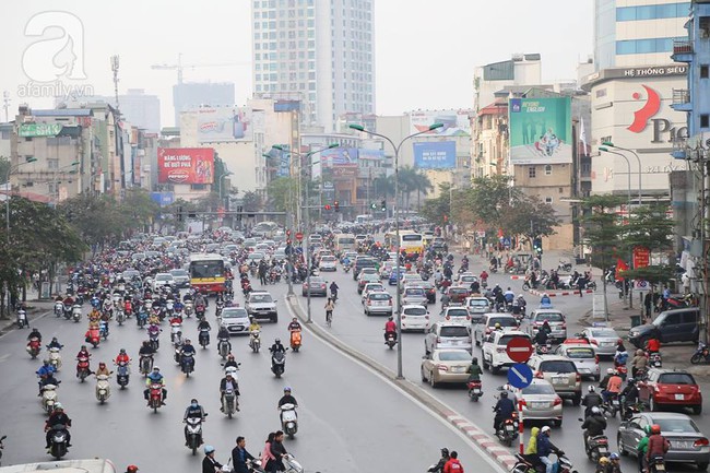 Hình ảnh giao thông Hà Nội, Sài Gòn thông thoáng trong buổi sáng ngày đầu tiên đi làm sau Tết - Ảnh 2.