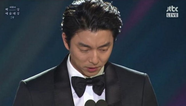 Nhận giải thưởng cao nhất nhưng Gong Yoo lại bật khóc xin lỗi mẹ như đứa trẻ thế này - Ảnh 2.