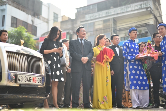 Chú rể đại gia xuất hiện trong lễ ăn hỏi Hoa hậu Thu Ngân với dàn siêu xe hoành tráng - Ảnh 4.
