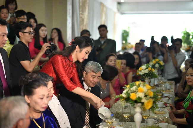 Chú rể đại gia xuất hiện trong lễ ăn hỏi Hoa hậu Thu Ngân với dàn siêu xe hoành tráng - Ảnh 7.