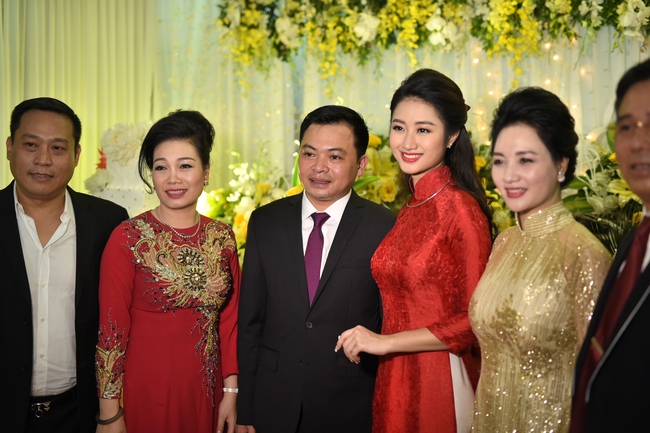 Chú rể đại gia xuất hiện trong lễ ăn hỏi Hoa hậu Thu Ngân với dàn siêu xe hoành tráng - Ảnh 8.