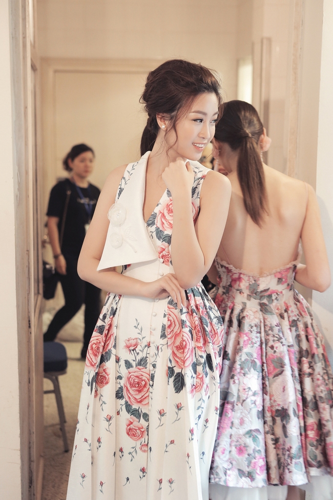 Hoa hậu Đỗ Mỹ Linh diện váy hoa yêu kiều khoe nhan sắc ngọt ngào đến độ “hoa ghen thua thắm” - Ảnh 4.