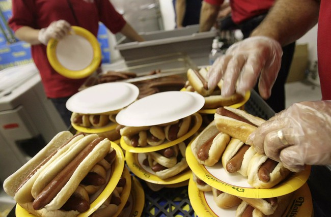 Đây là lý do bánh mì kẹp xúc xích lại có cái tên kỳ lạ: hot dog - Ảnh 2.