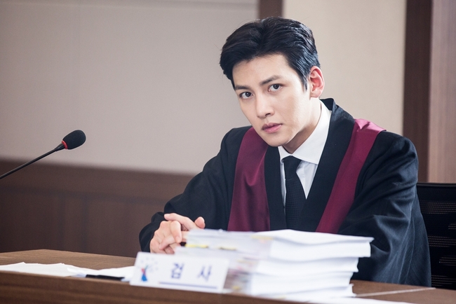 Ji Chang Wook đẹp trai ngời ngời trong khi nữ chính Nam Ji Hyun lại tàn tạ khổ sở thế này đây - Ảnh 2.