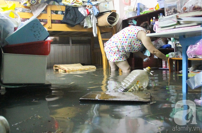 Nắp cống hỏng, hàng trăm ngôi nhà ở Sài Gòn bị nước tràn vào ngập ngay giữa đêm - Ảnh 10.