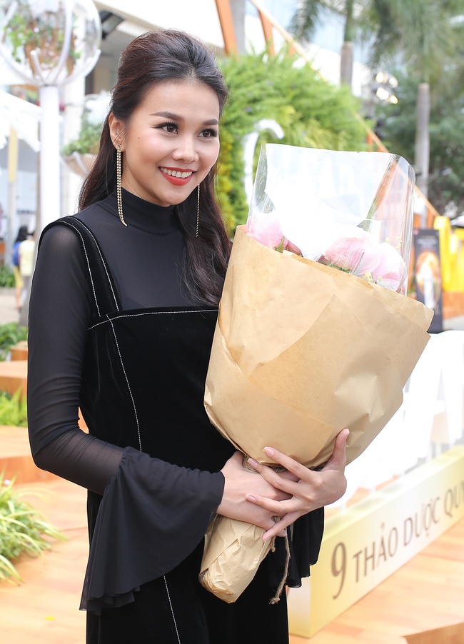 Si&ecirc;u mẫu Thanh Hằng k&iacute;n đ&aacute;o, đẹp rạng rỡ bất chấp tuổi 34 - Ảnh 1.