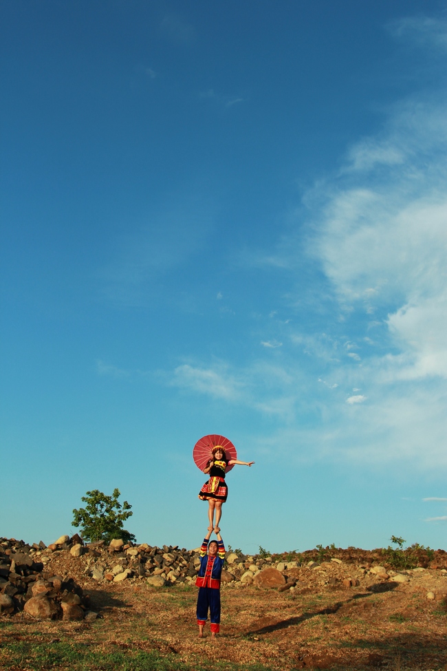 Bộ ảnh cưới đừng hòng mà bắt chước của cô dâu cheerleader bị chú rể cưỡng hôn thay cho lời tỏ tình - Ảnh 4.