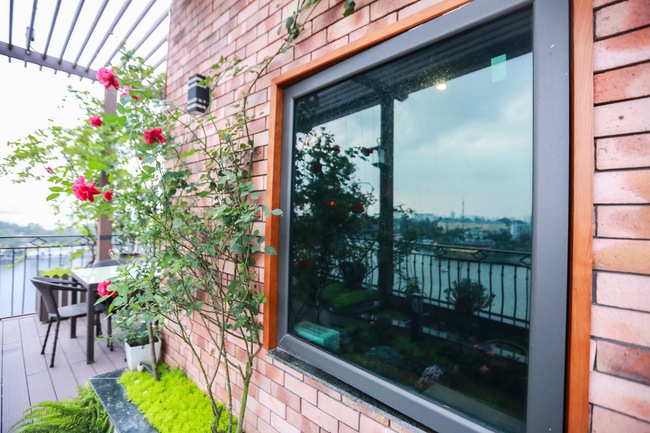 Ghé thăm ban công 30m² rực rỡ sắc hoa có view nhìn ra Hồ Tây của người phụ nữ yêu hoa cháy bỏng - Ảnh 4.