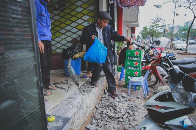 Hà Nội: Người dân phá nền, kê bao cát làm bậc vào nhà - Ảnh 6.