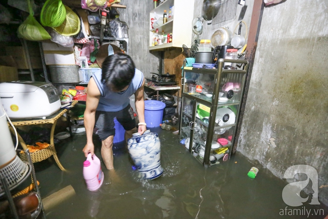 Nắp cống hỏng, hàng trăm ngôi nhà ở Sài Gòn bị nước tràn vào ngập ngay giữa đêm - Ảnh 15.