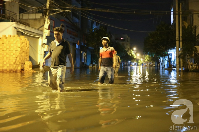 Nắp cống hỏng, hàng trăm ngôi nhà ở Sài Gòn bị nước tràn vào ngập ngay giữa đêm - Ảnh 3.