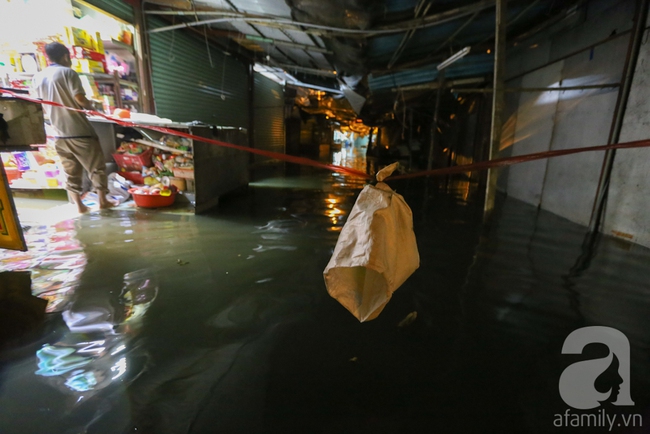 Nắp cống hỏng, hàng trăm ngôi nhà ở Sài Gòn bị nước tràn vào ngập ngay giữa đêm - Ảnh 4.
