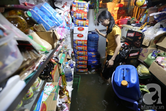 Nắp cống hỏng, hàng trăm ngôi nhà ở Sài Gòn bị nước tràn vào ngập ngay giữa đêm - Ảnh 14.