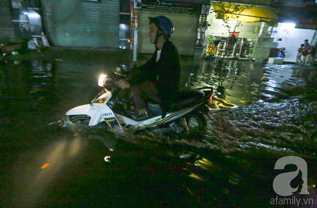 Nắp cống hỏng, hàng trăm ngôi nhà ở Sài Gòn bị nước tràn vào ngập ngay giữa đêm - Ảnh 5.