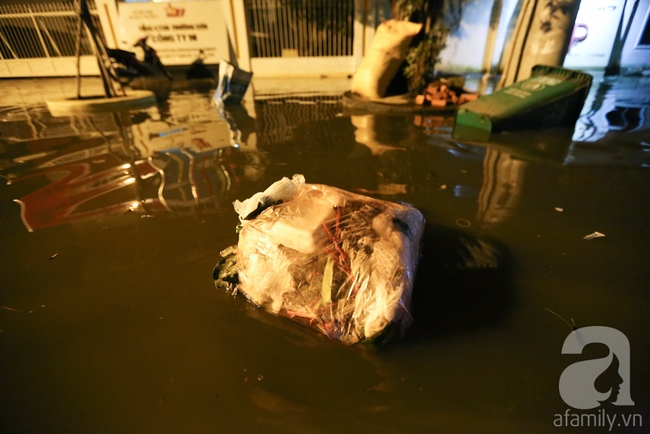 Nắp cống hỏng, hàng trăm ngôi nhà ở Sài Gòn bị nước tràn vào ngập ngay giữa đêm - Ảnh 7.