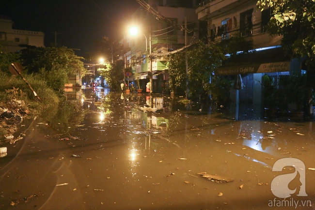 Nắp cống hỏng, hàng trăm ngôi nhà ở Sài Gòn bị nước tràn vào ngập ngay giữa đêm - Ảnh 1.