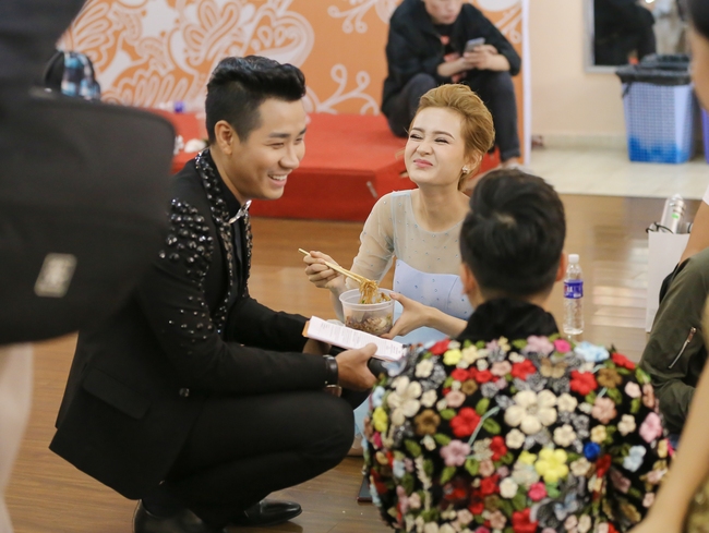 Nguyên Khang hài hước bày cho Tóc Tiên kêu gọi bình chọn ở The Voice  - Ảnh 10.