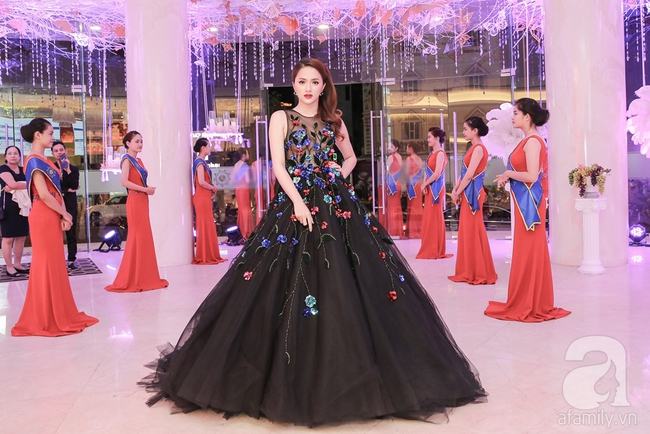 Hương Giang Idol khoe g&ograve; bồng đảo bốc lửa dưới lớp vải mỏng tang - Ảnh 1.