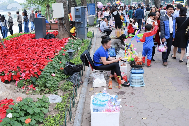 Hà Nội: Hàng rong hiên ngang bán hàng ngay phố đi bộ trong những ngày Tết - Ảnh 5.