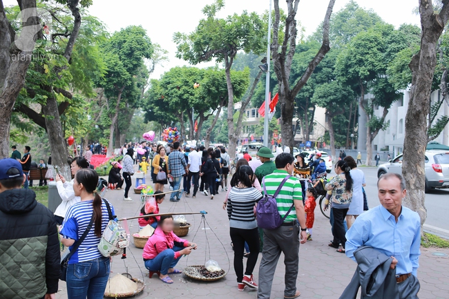 Hà Nội: Hàng rong hiên ngang bán hàng ngay phố đi bộ trong những ngày Tết - Ảnh 10.