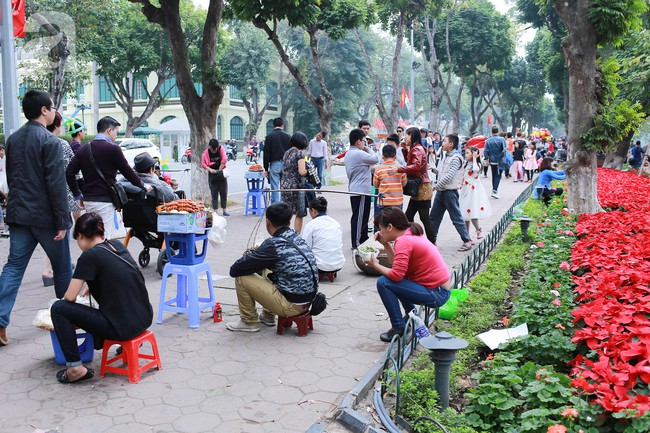 Hà Nội: Hàng rong hiên ngang bán hàng ngay phố đi bộ trong những ngày Tết - Ảnh 11.