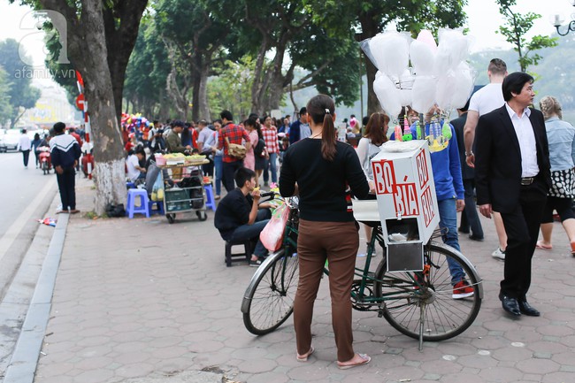 Hà Nội: Hàng rong hiên ngang bán hàng ngay phố đi bộ trong những ngày Tết - Ảnh 8.