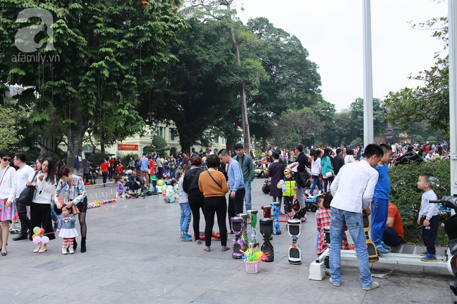 Hà Nội: Hàng rong hiên ngang bán hàng ngay phố đi bộ trong những ngày Tết - Ảnh 12.