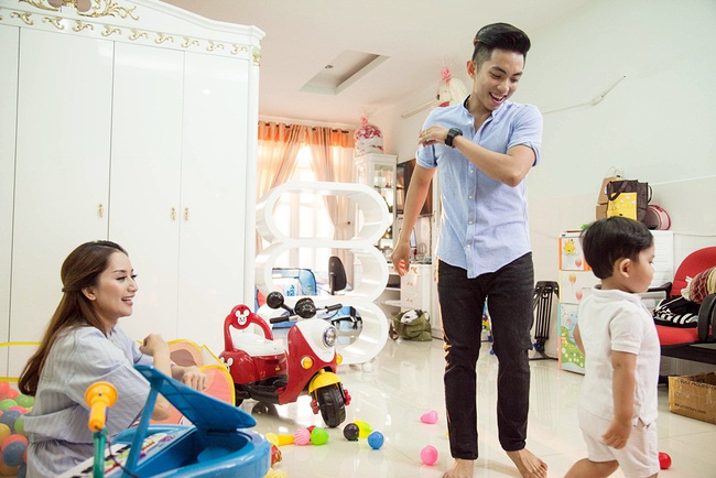 Vợ chồng Khánh Thi – Phan Hiển hạnh phúc rạng ngời trong MV hát tặng con trai cưng - Ảnh 1.